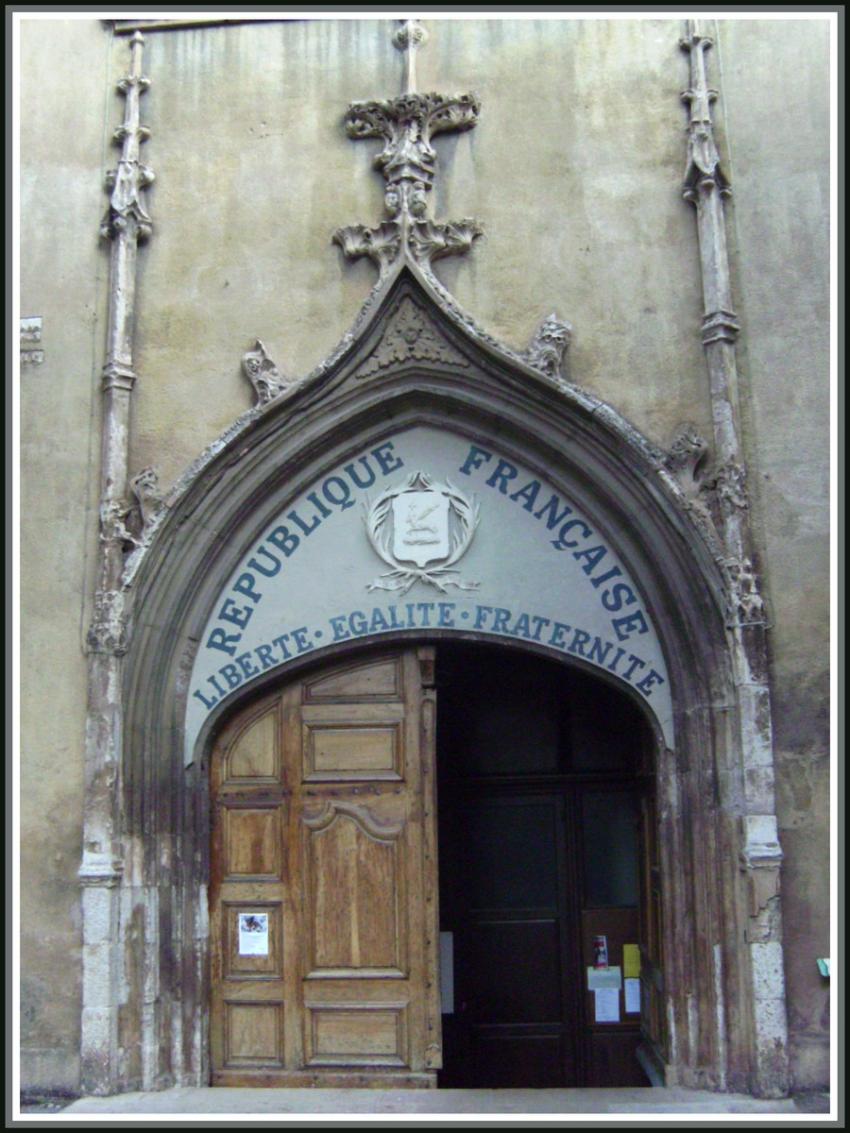 Aups (83) Parvis de l'glise