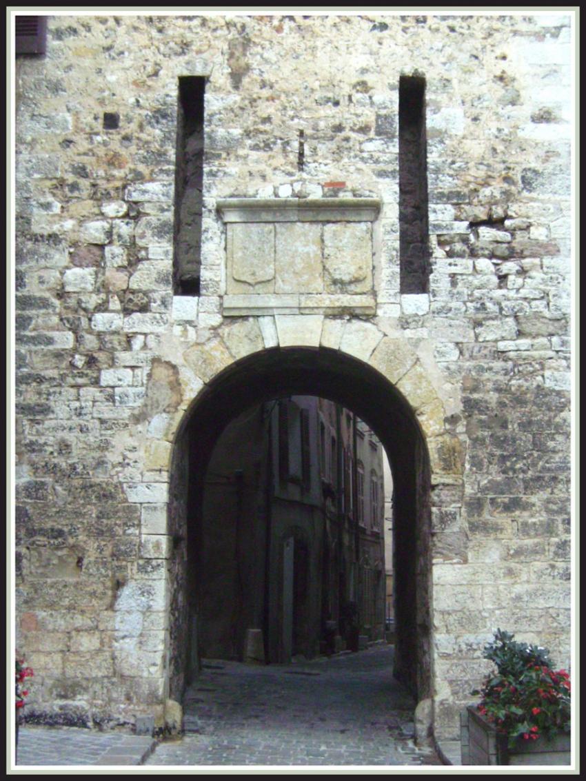 Aups (83) Porte de la ville