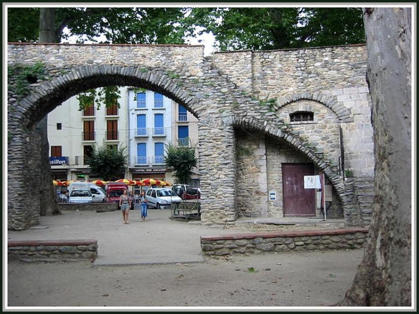 Place et vieux mur - Cret (66)
