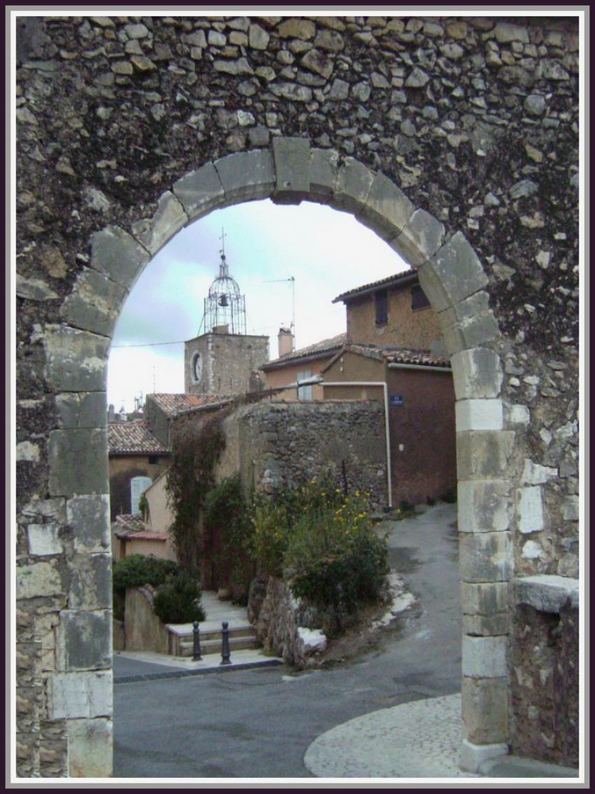 Aups (83) Porte de la ville