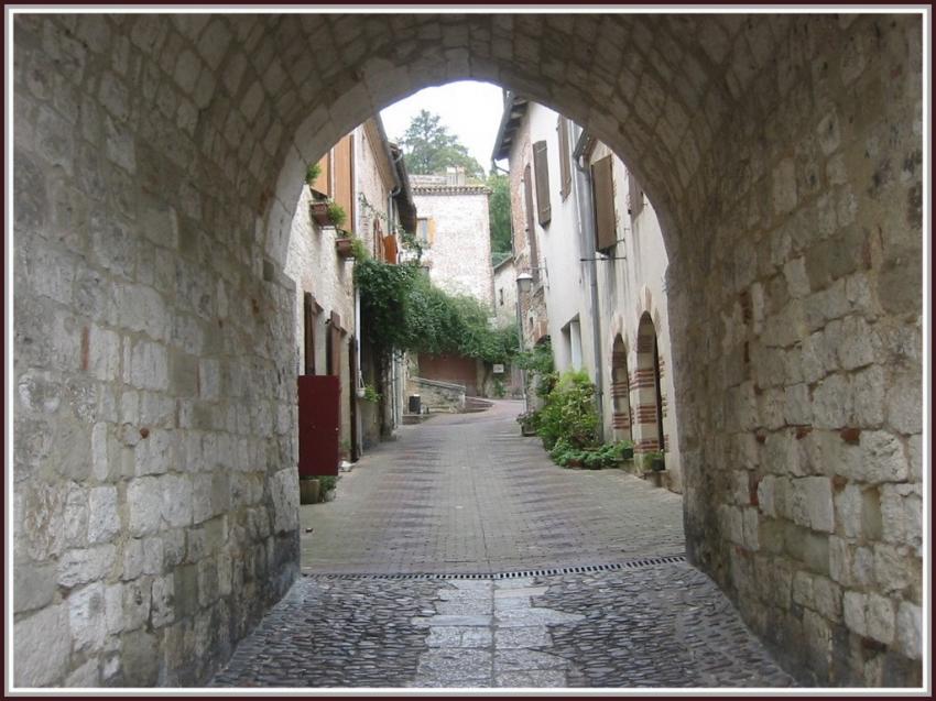 Penne d'Agenais (47) - Porche et rue