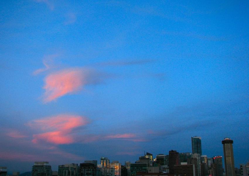 Coucher de soleil sur la ville et les nuages