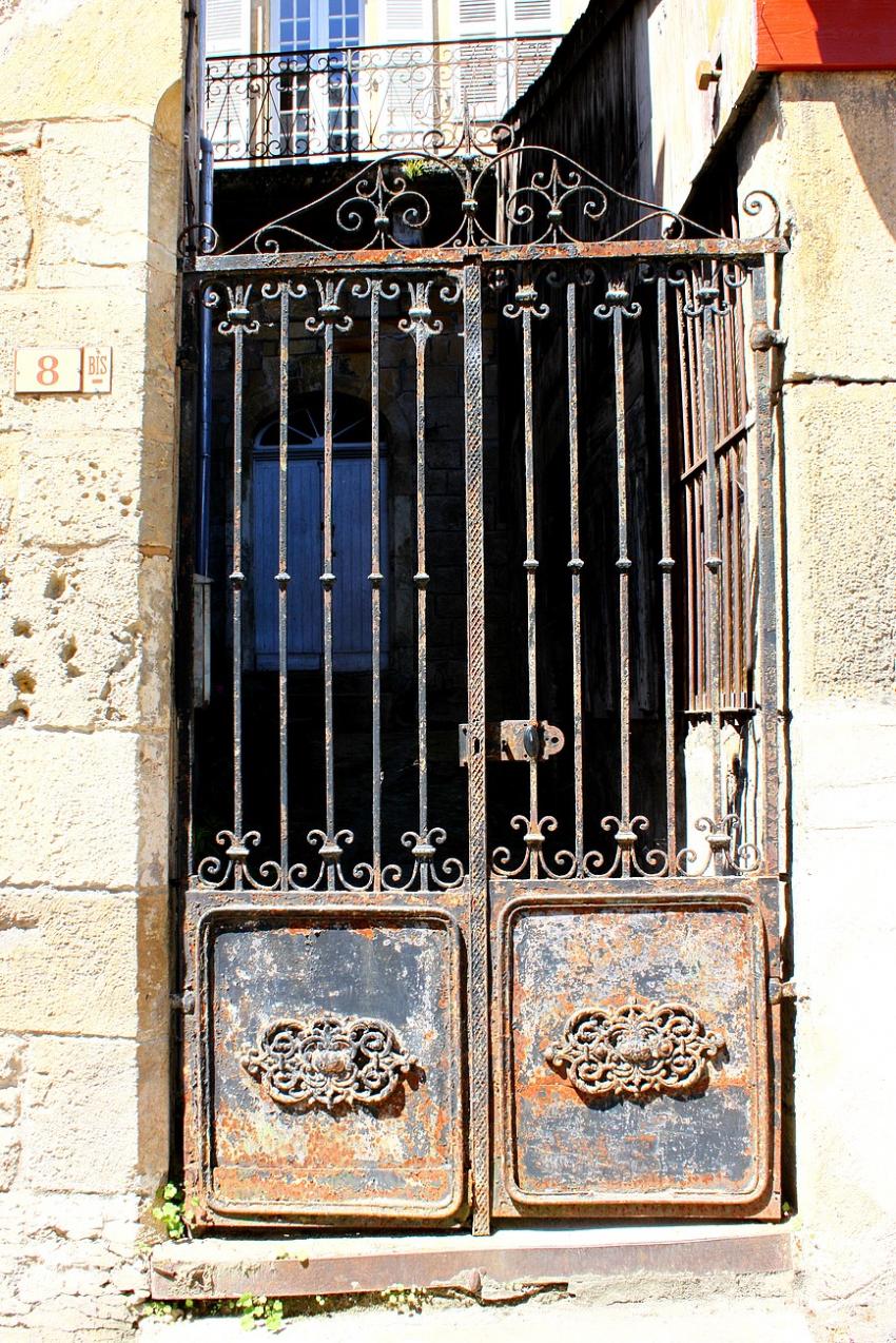 Portes (77) :  Dans le Prigord,  Montignac (54).