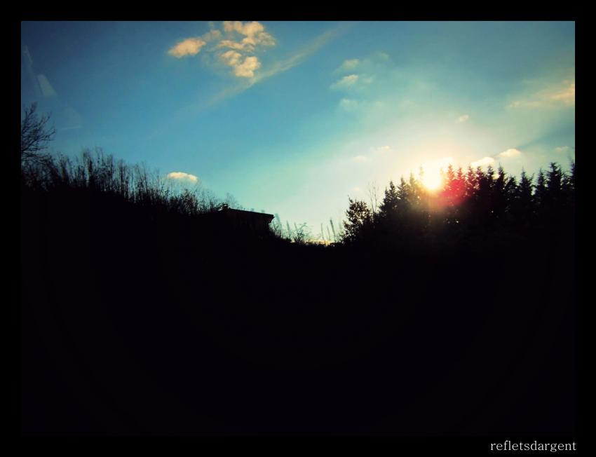 du noir, du bleu, et le soleil au milieu :)