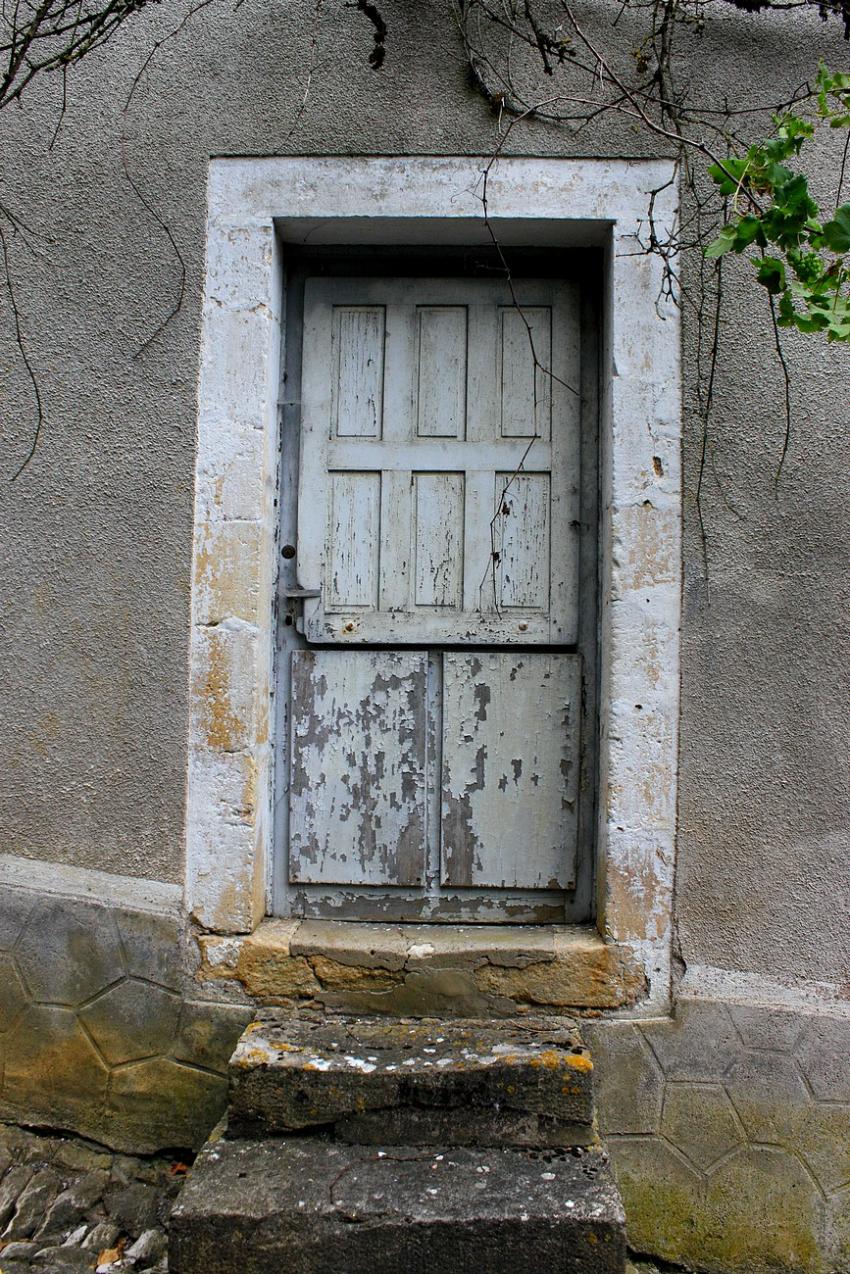 Portes (68) :  Dans le Prigord,  Montignac (45)