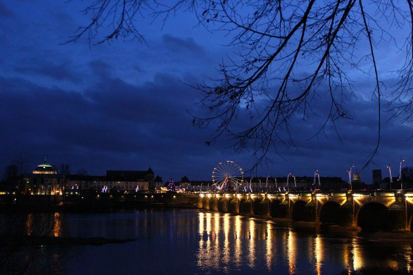 La bibliothque et le pont Wilson  Tours