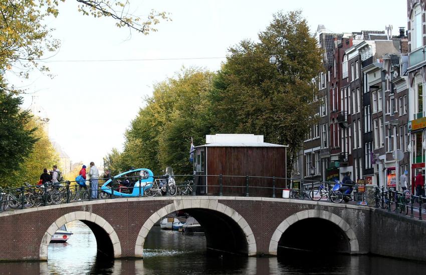 Amsterdam (130) Le vlo-taxi bleu