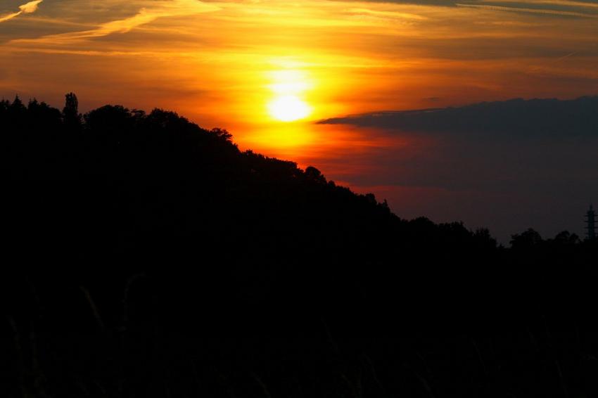 Au-dessus de la colline, le soleil lentement se co