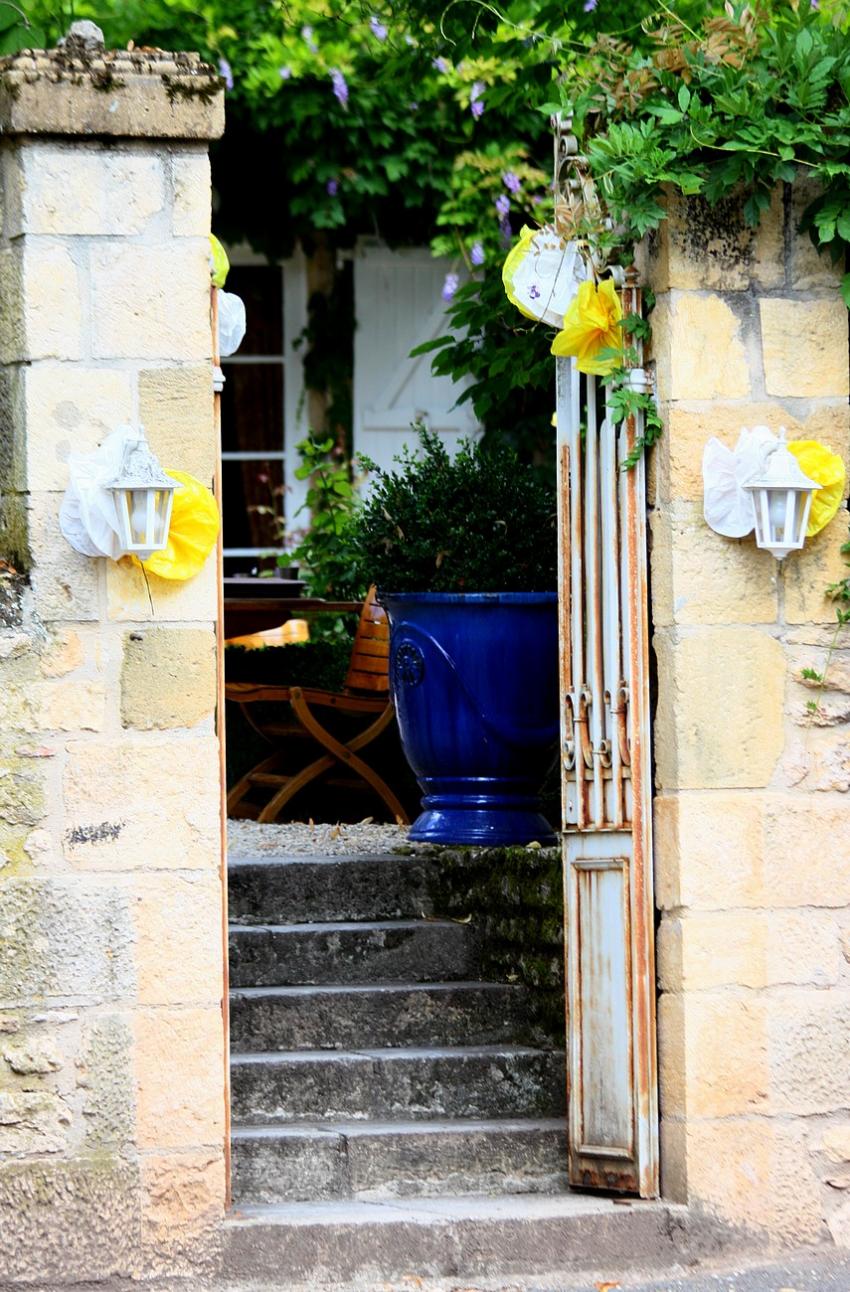 Portes (178) : Dans le Prigord  Montignac (155)