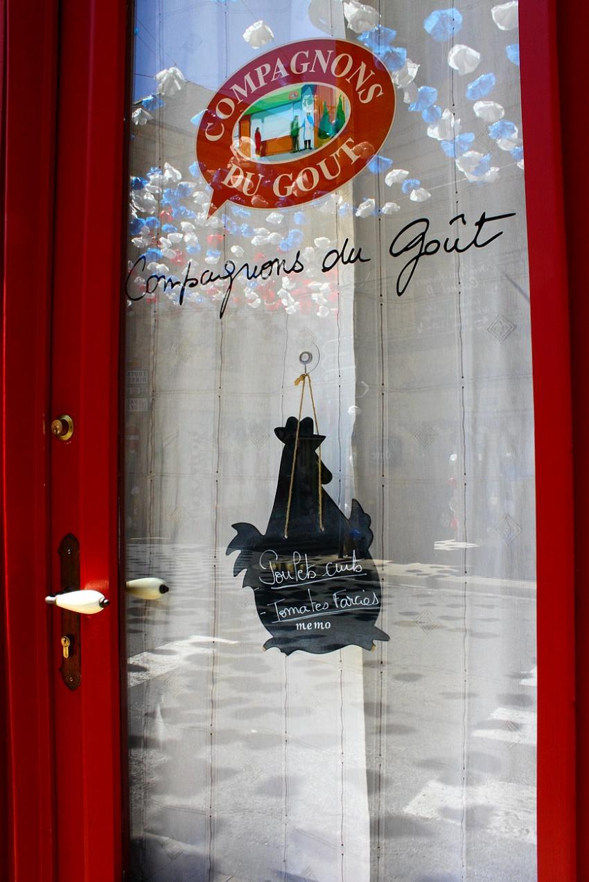 Portes (75) :  Dans le Prigord,  Montignac (52).