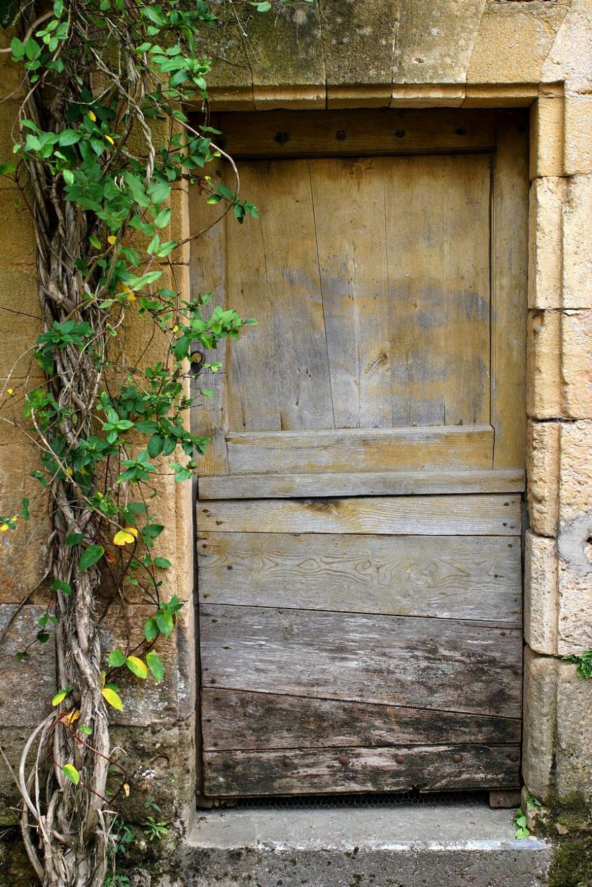 Portes (106) : Dans le Prigord,  Montignac (83)