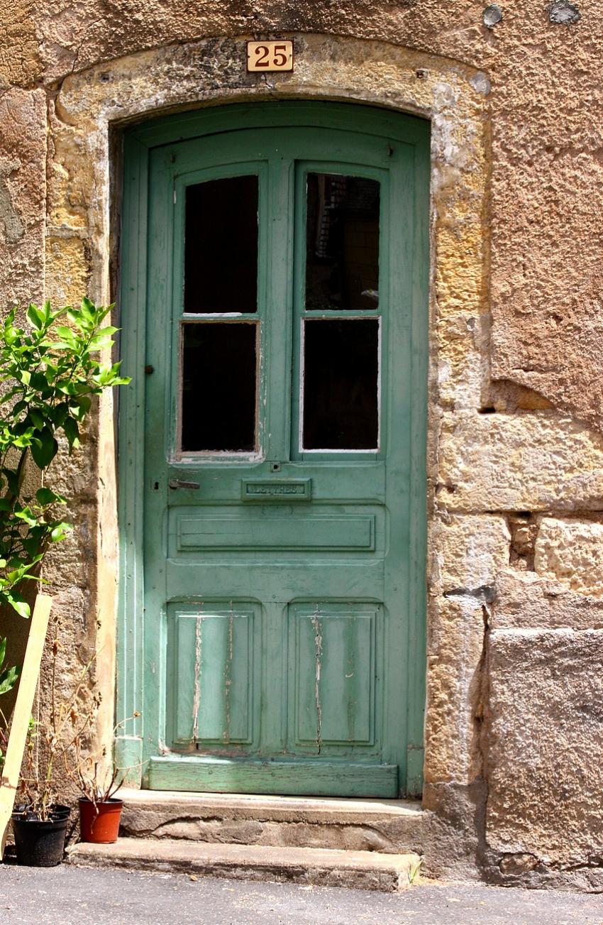 Portes (179) : Dans le Prigord  Montignac (156)