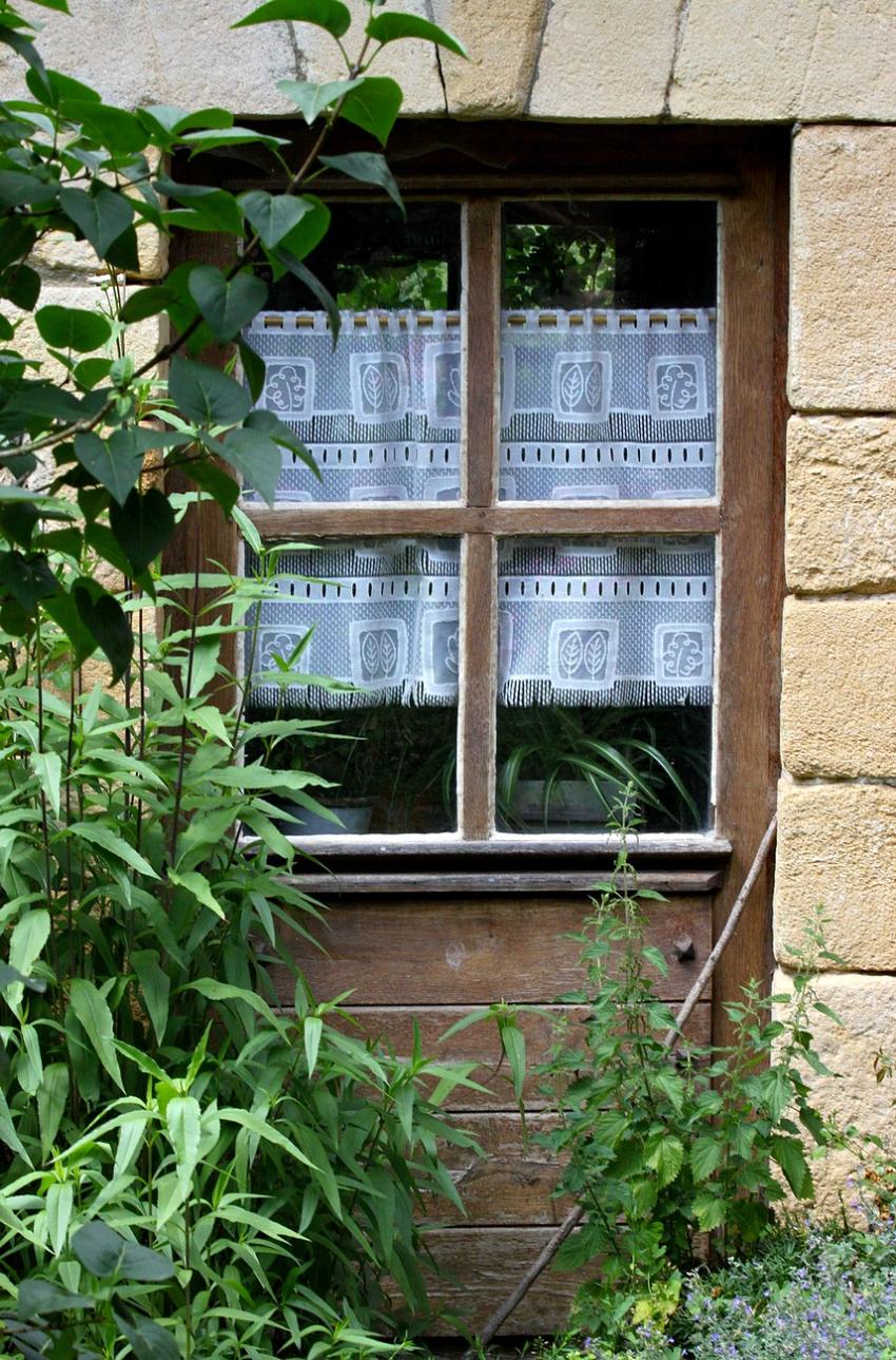 Portes (198) : Dans le Prigord  Montignac (175) 