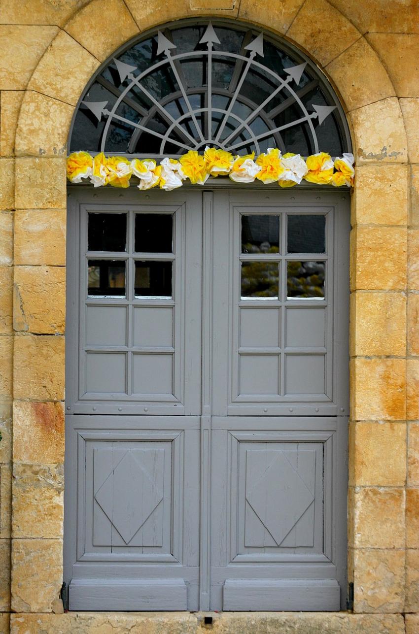 Portes (28) :  Dans le Prigord,  Montignac (5)