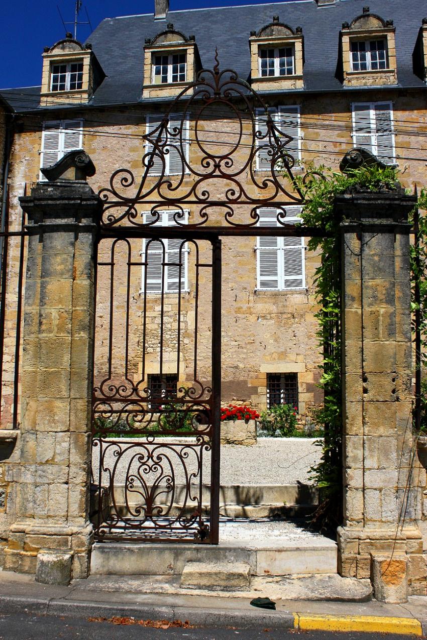 Portes (74) :  Dans le Prigord,  Montignac (51).