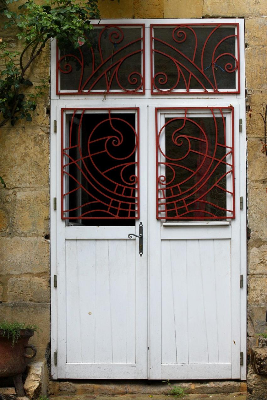 Portes (180) : Dans le Prigord  Montignac (157)