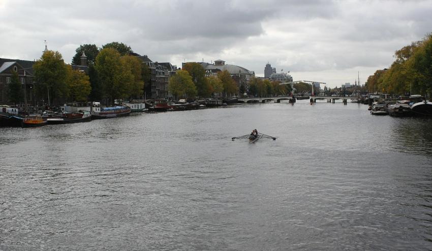 Amsterdam (67) Les jolies skiffeuses s'loignent