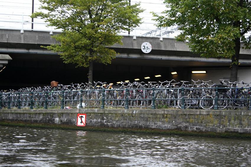 Amsterdam (40) les vlos sont partout.