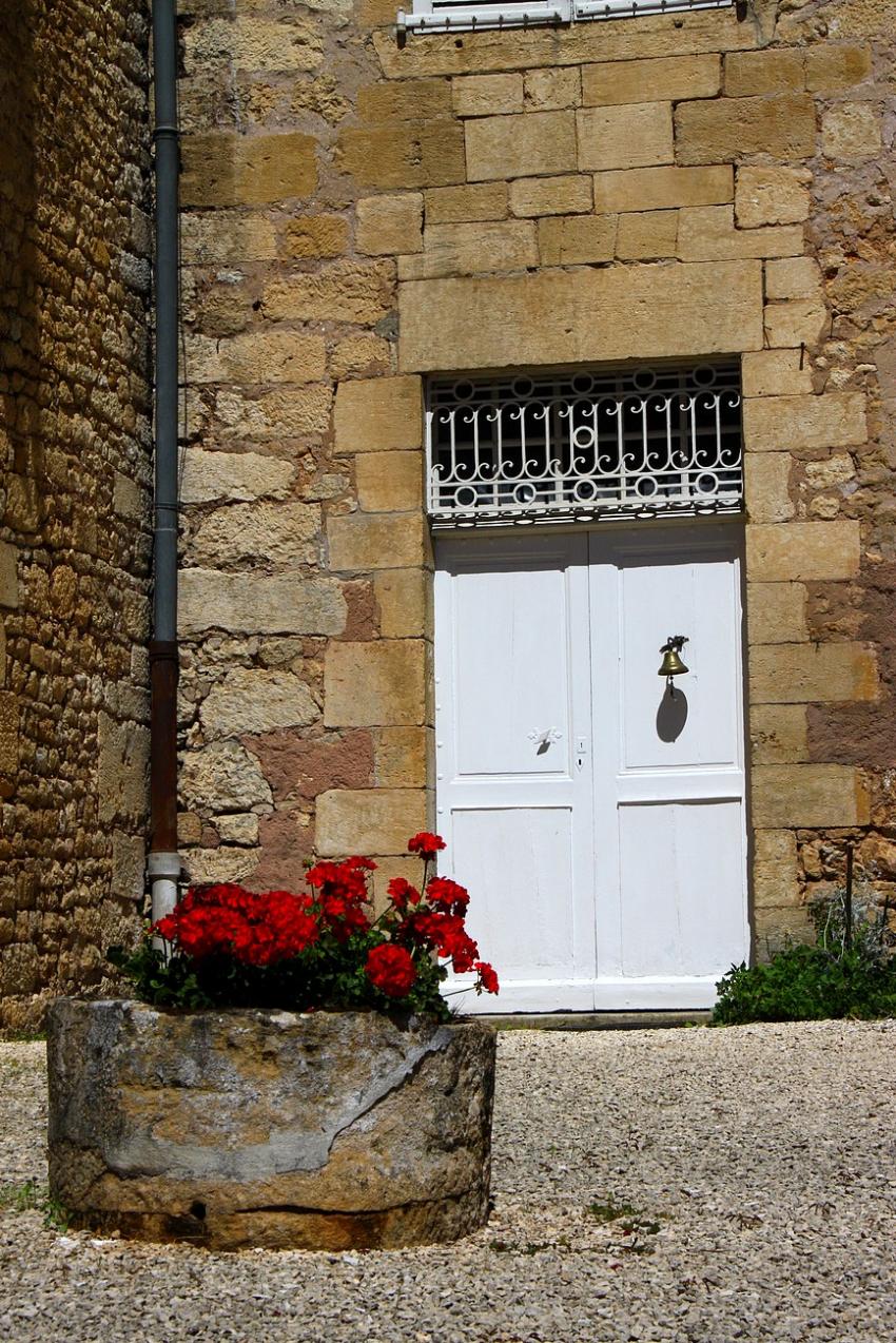 Portes (73) :  Dans le Prigord,  Montignac (50).