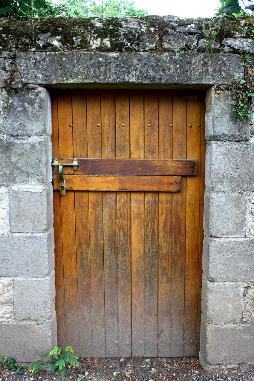 Portes (174) : Dans le Prigord  Montignac (151)