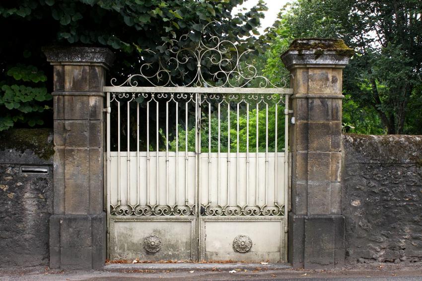 Portes (102) : Dans le Prigord,  Montignac (79)