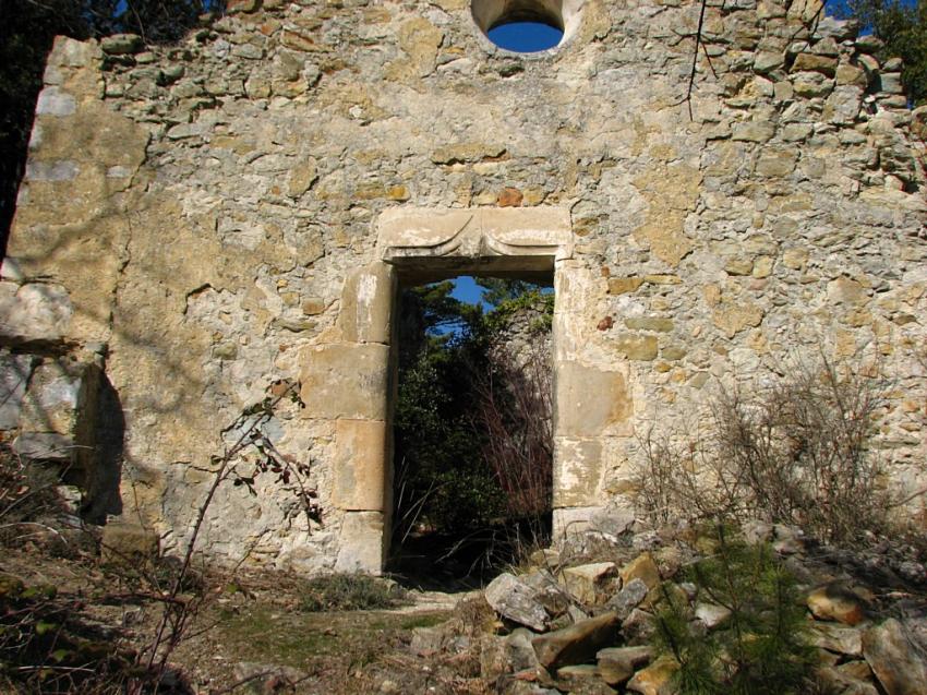 Porche de la chapelle du vieux village de Bconne 