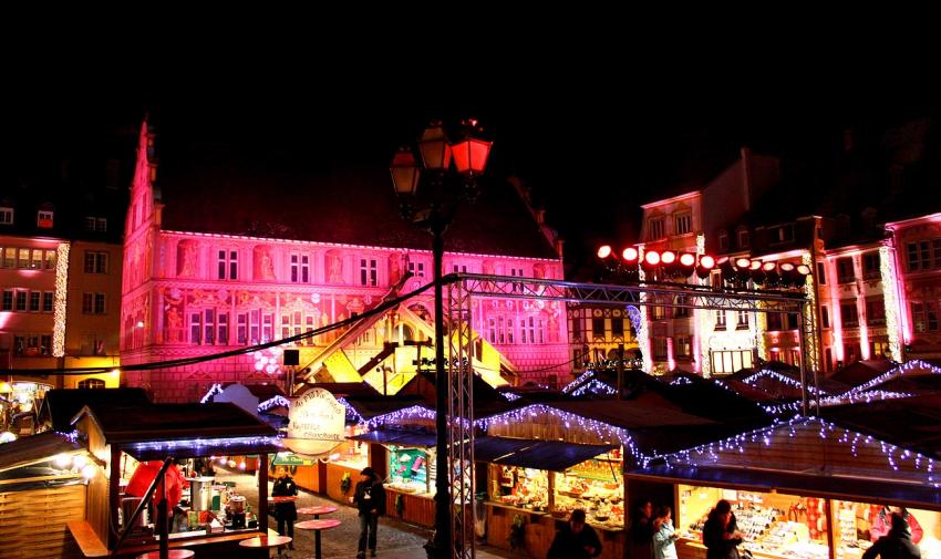 L'Htel de Ville et une petite partie du march de